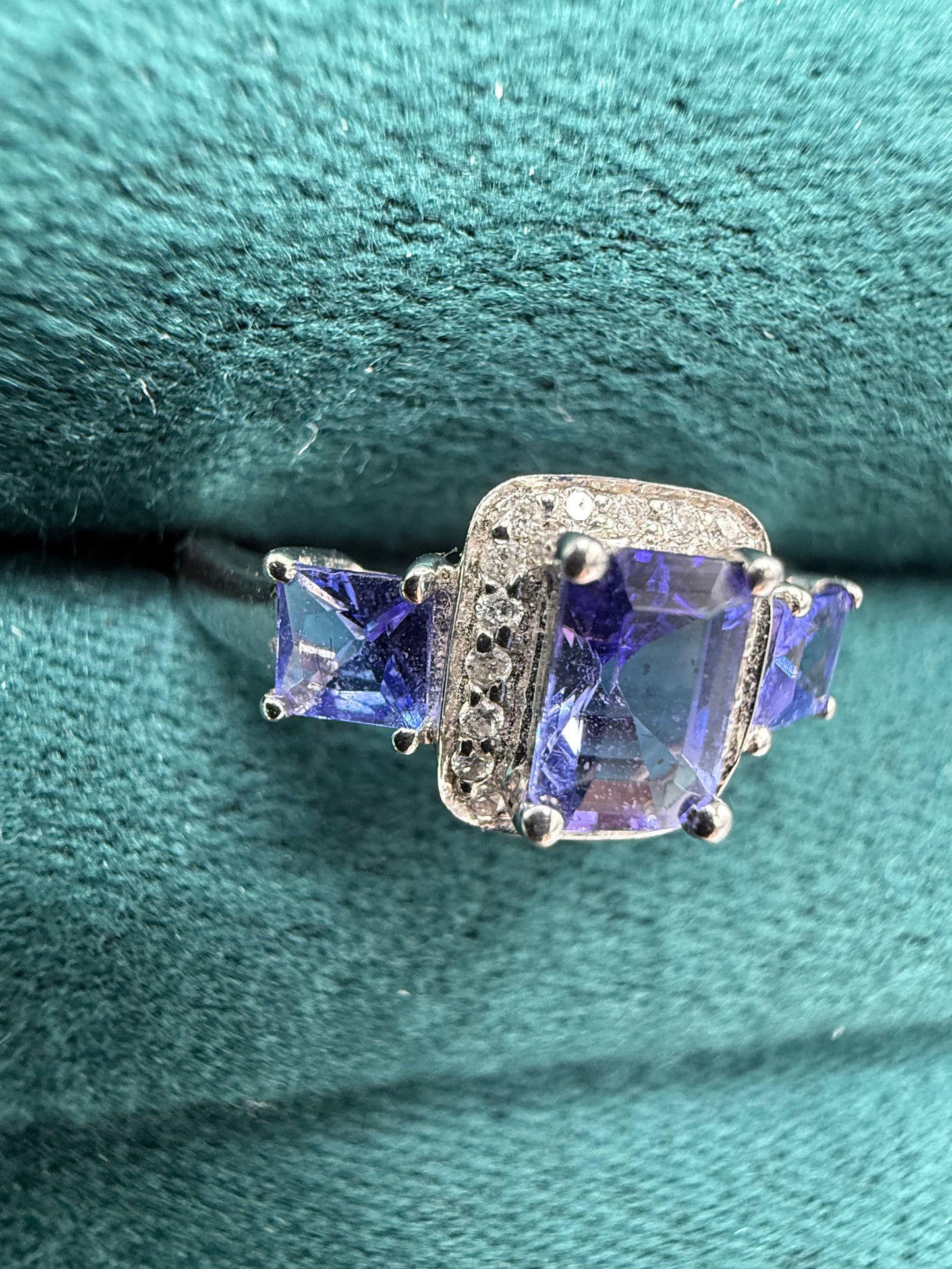 14ct white gold tanzanite and diamond ring