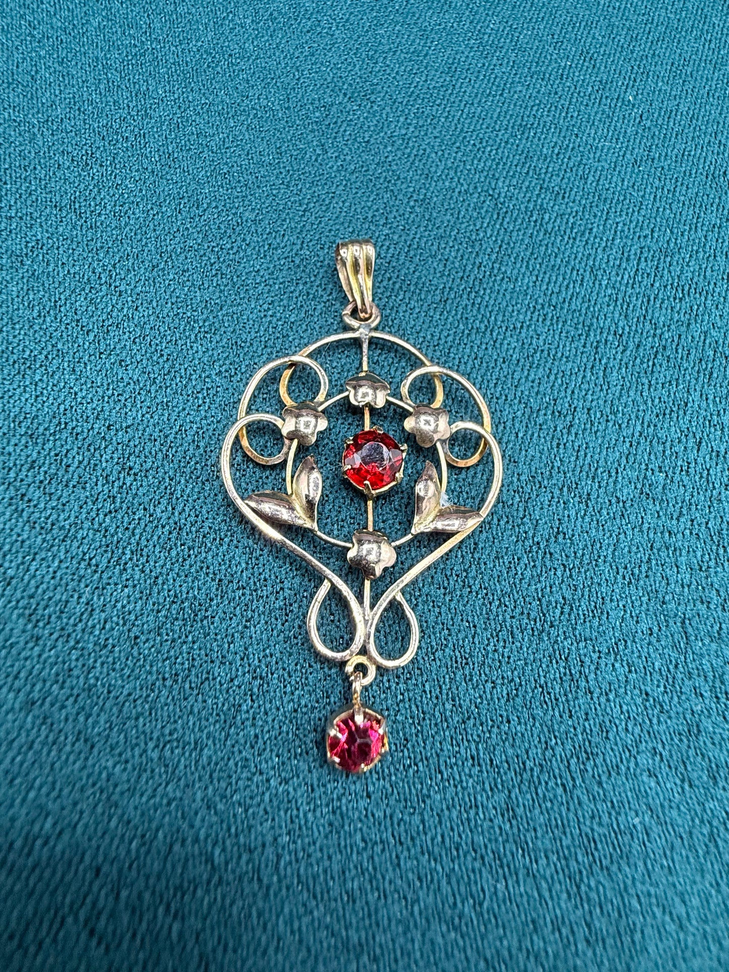 9ct gold garnet pendant