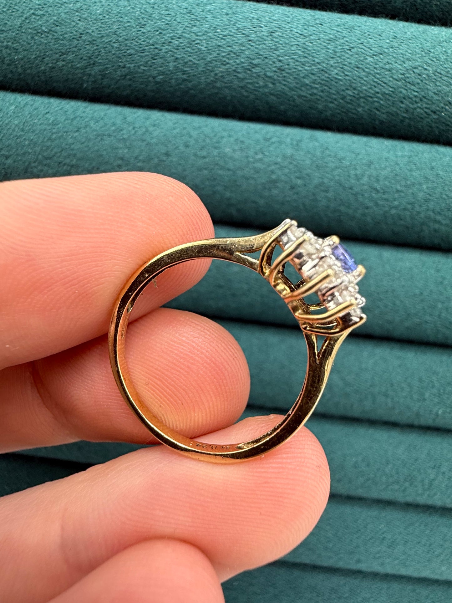 9ct gold tanzanite and diamond cluster ring