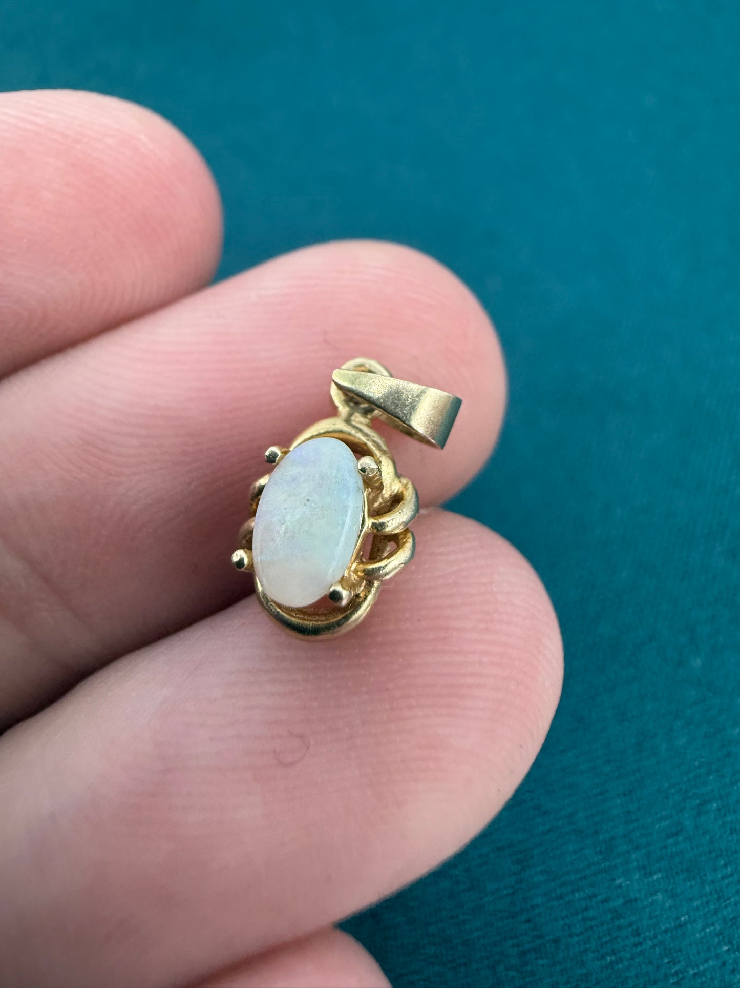 14ct gold opal pendant