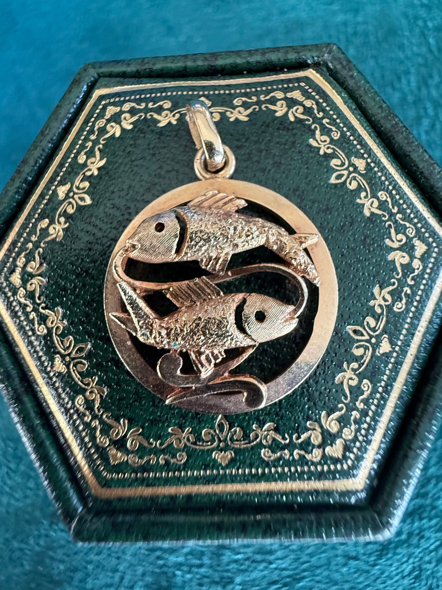 9ct gold fish pendant