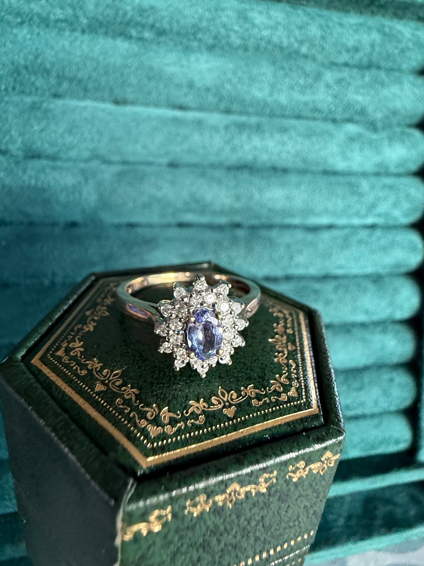 9ct gold tanzanite and diamond cluster ring