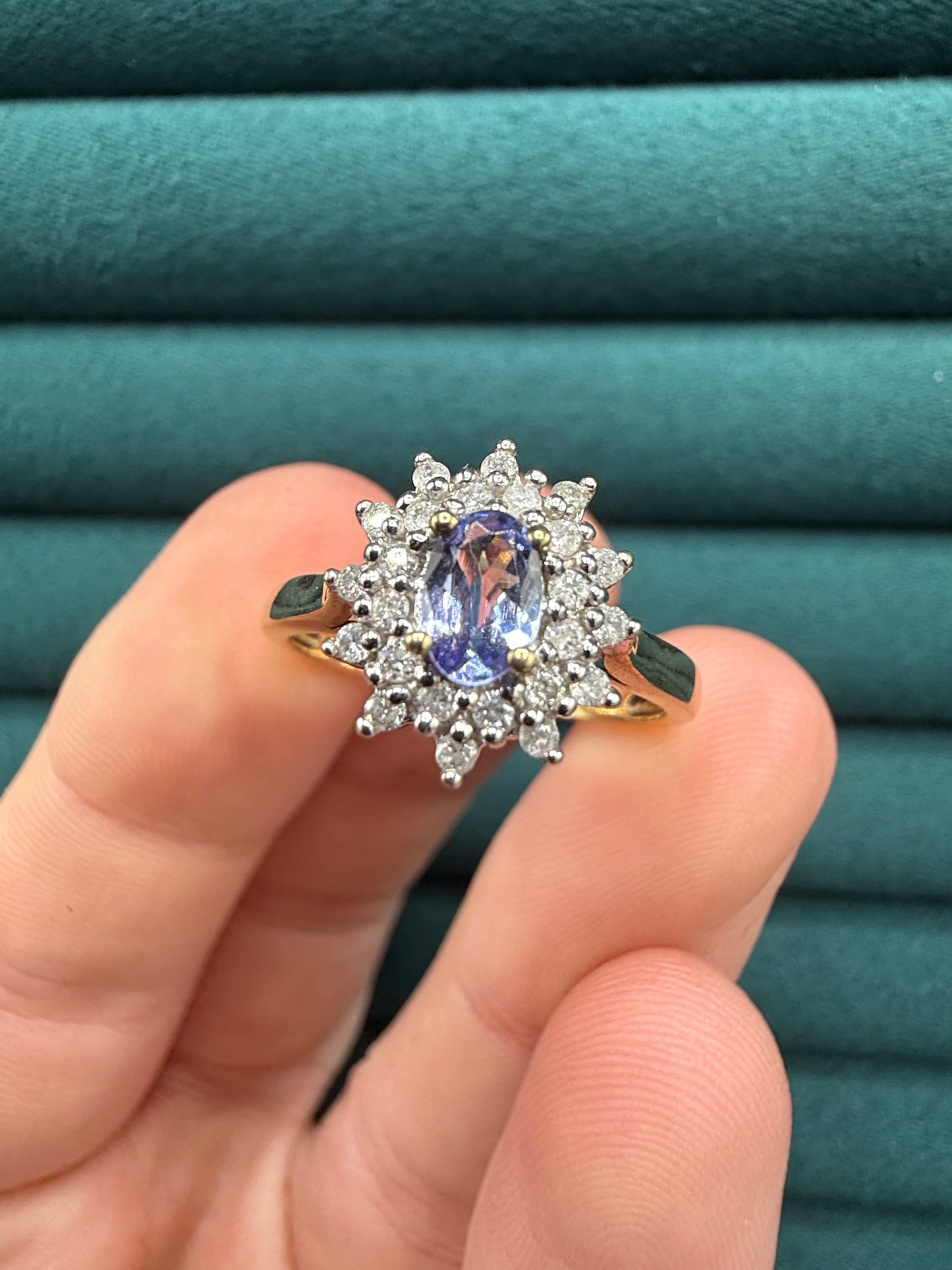 9ct gold tanzanite and diamond cluster ring