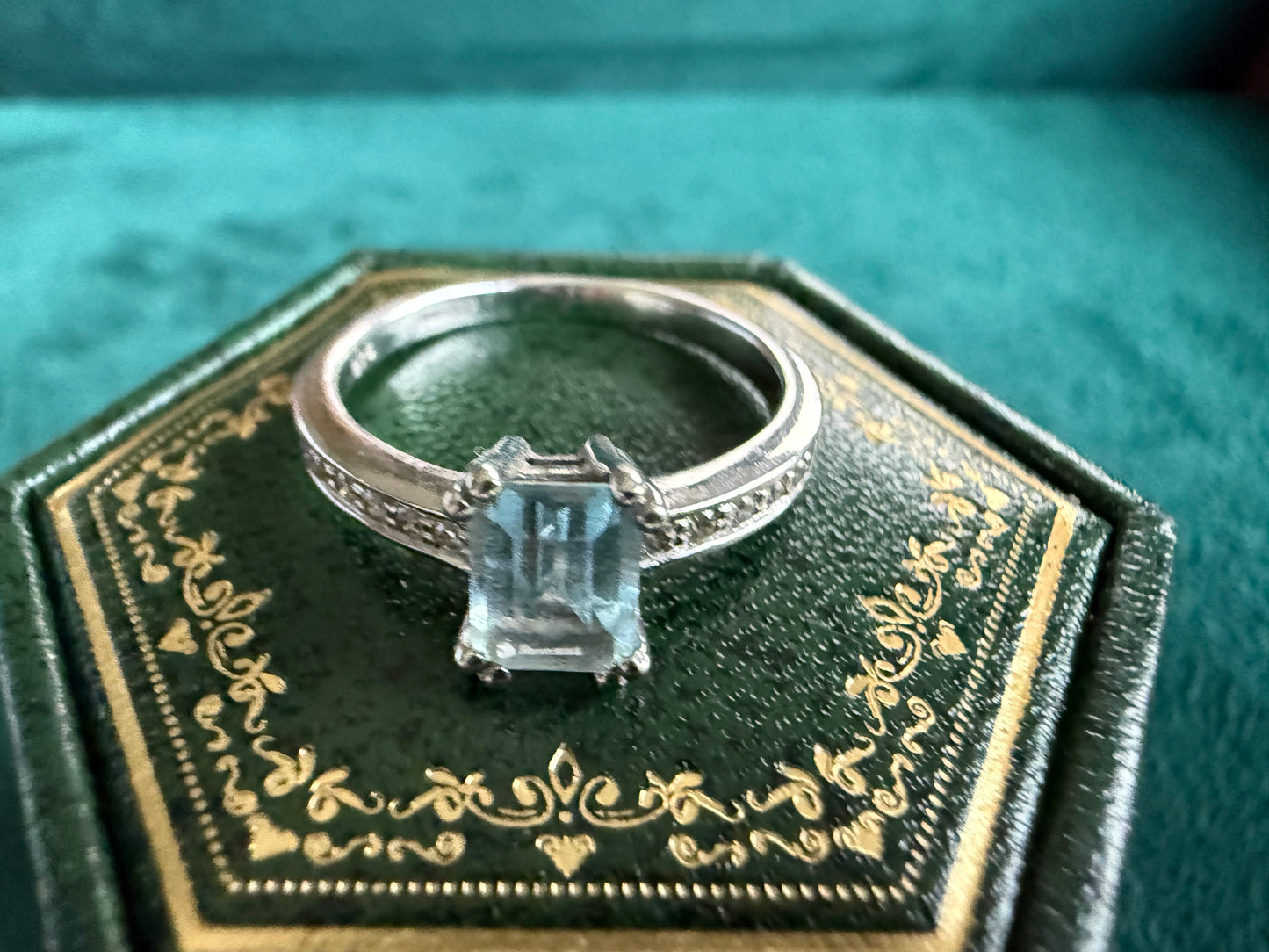 9ct white gold aqua marine and diamond ring