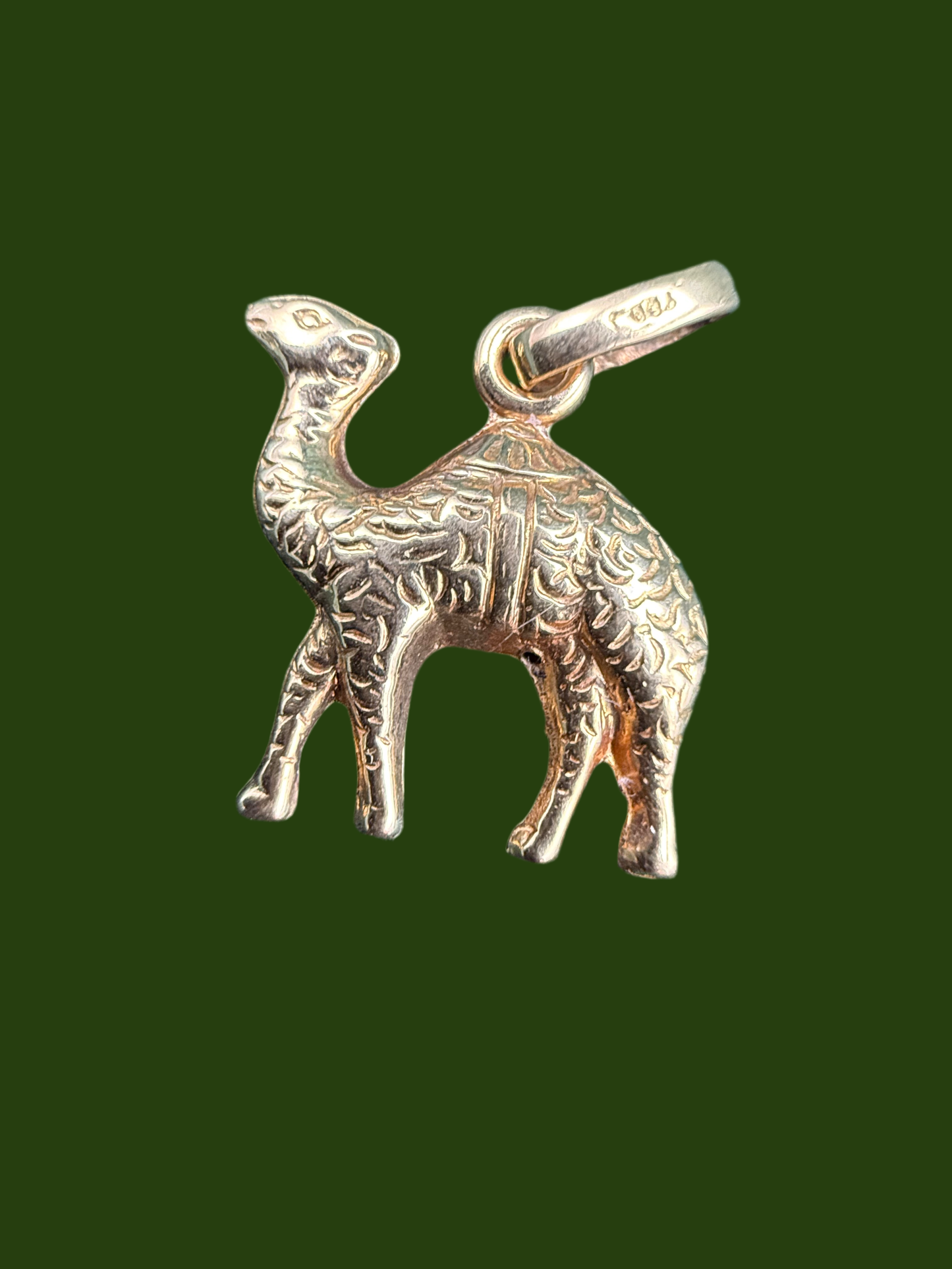 18ct gold camel charm
