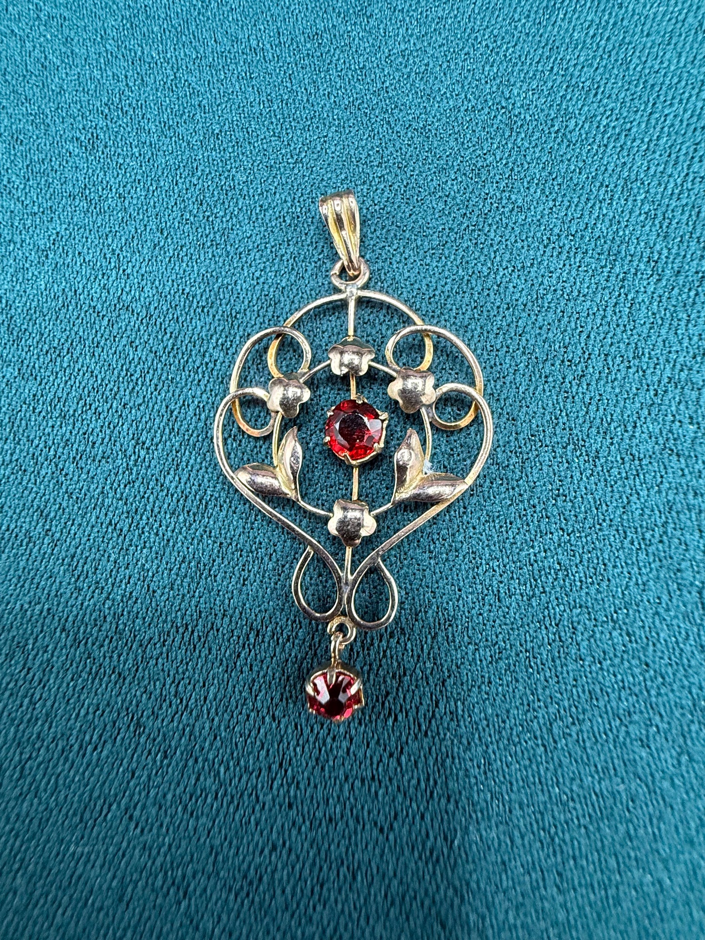 9ct gold garnet pendant
