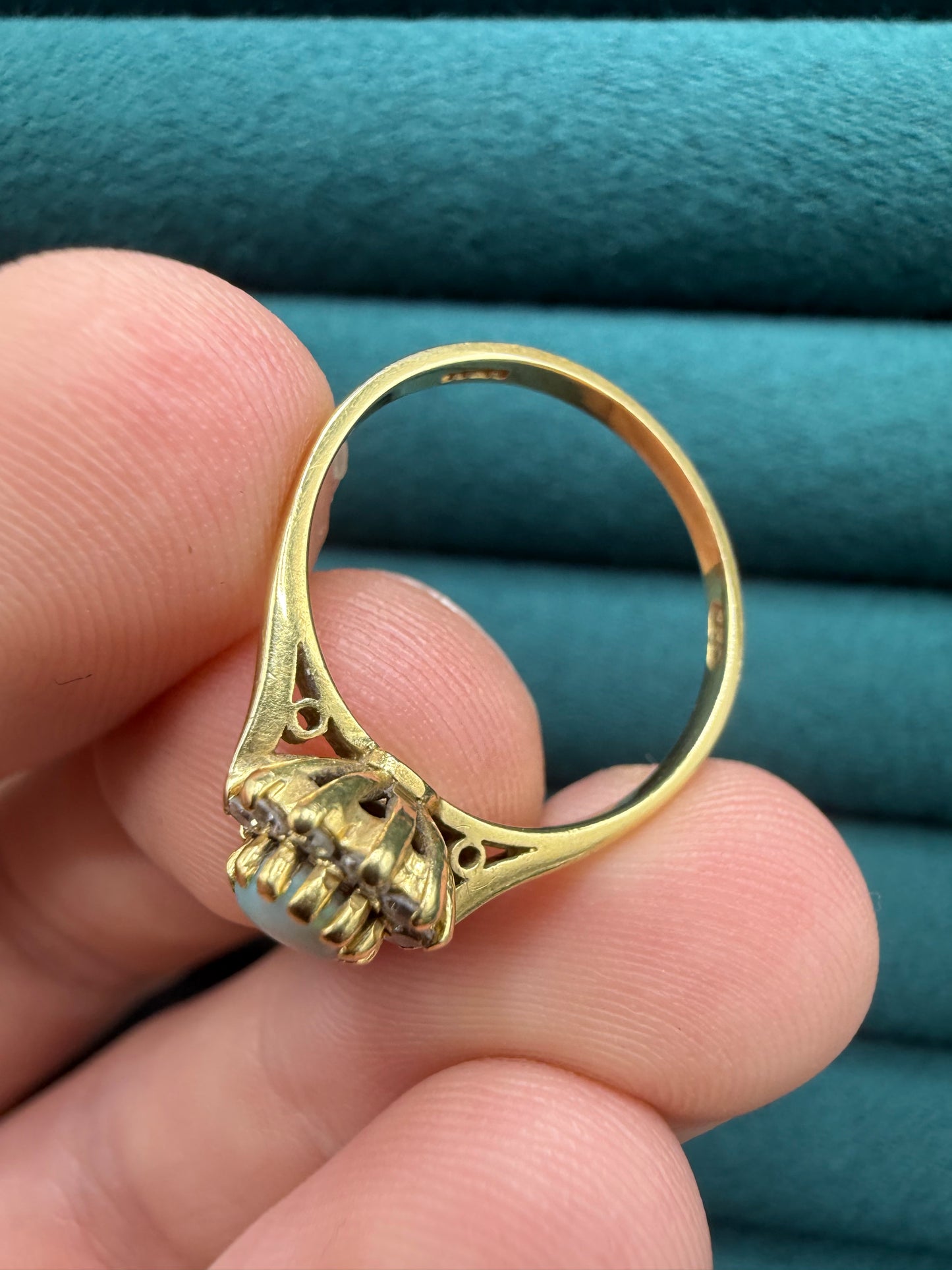 18ct gold opal and diamond ring