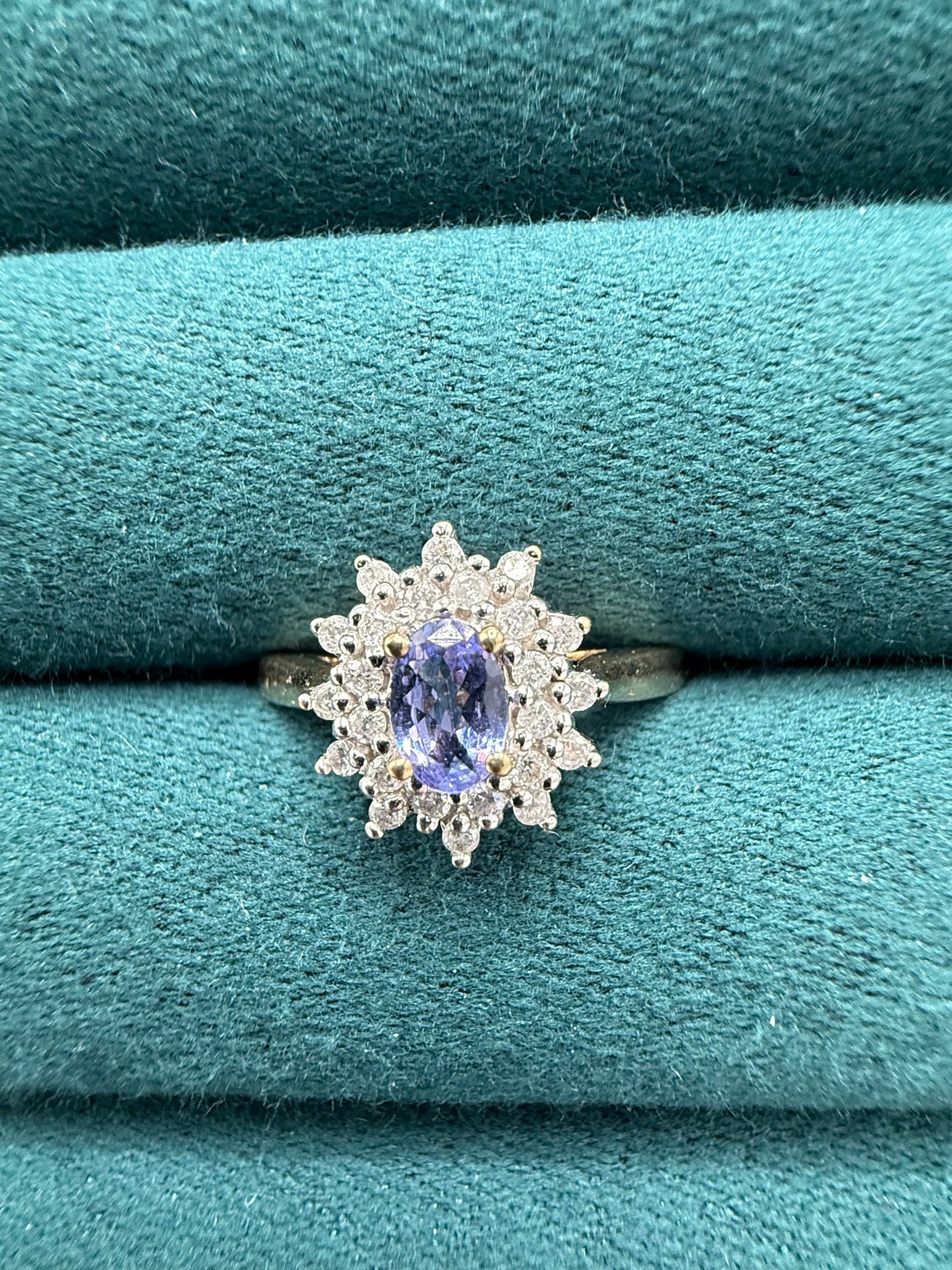 9ct gold tanzanite and diamond cluster ring