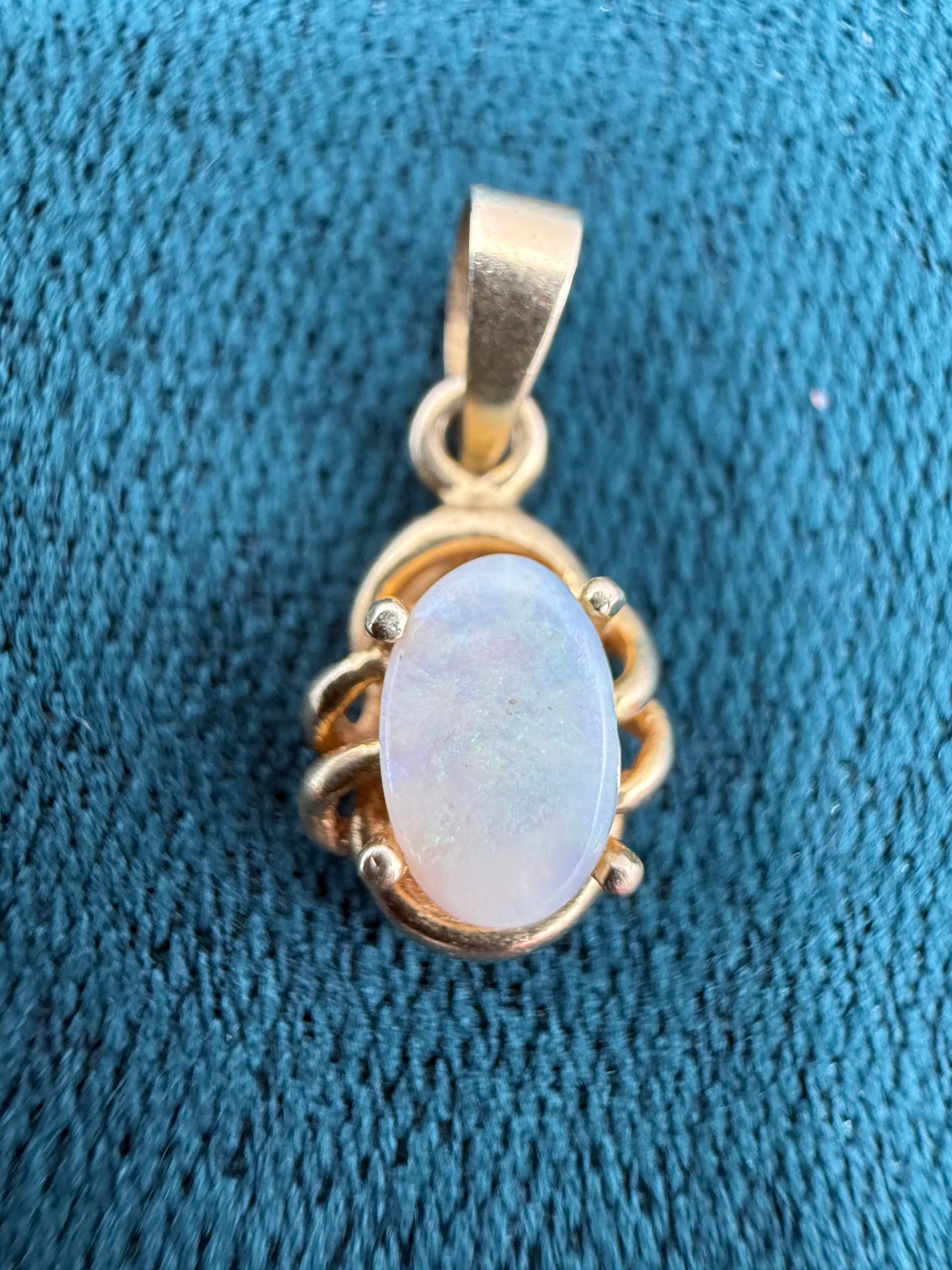 14ct gold opal pendant