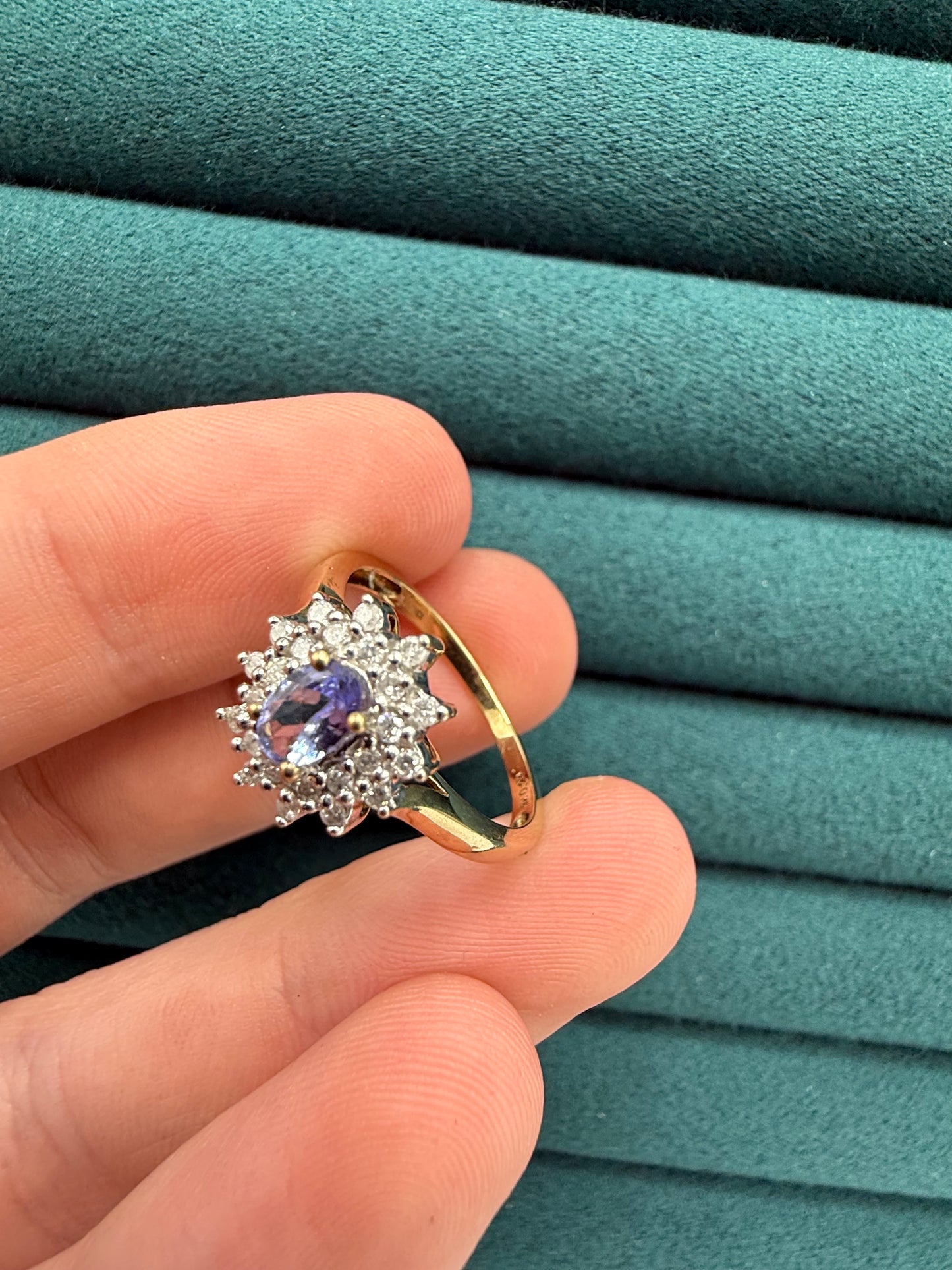 9ct gold tanzanite and diamond cluster ring