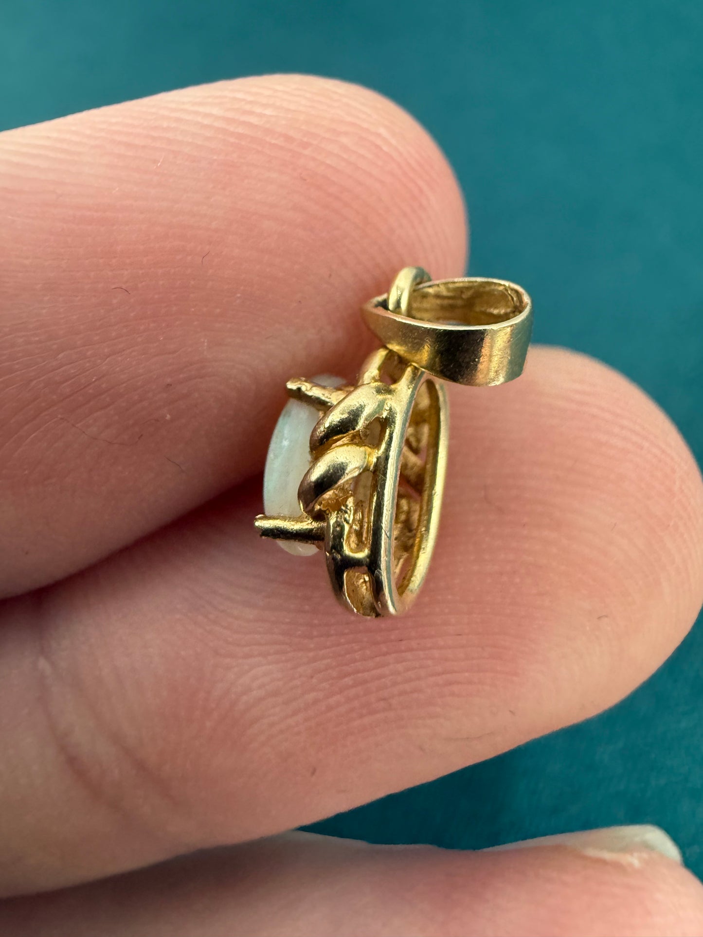 14ct gold opal pendant