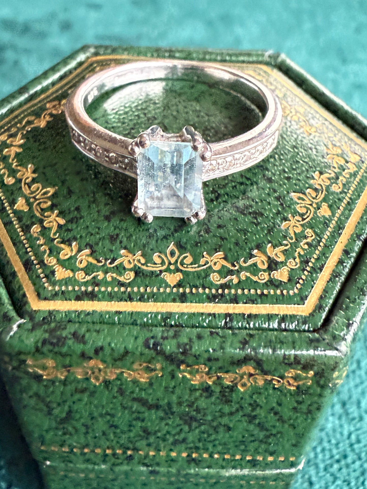 9ct white gold aqua marine and diamond ring