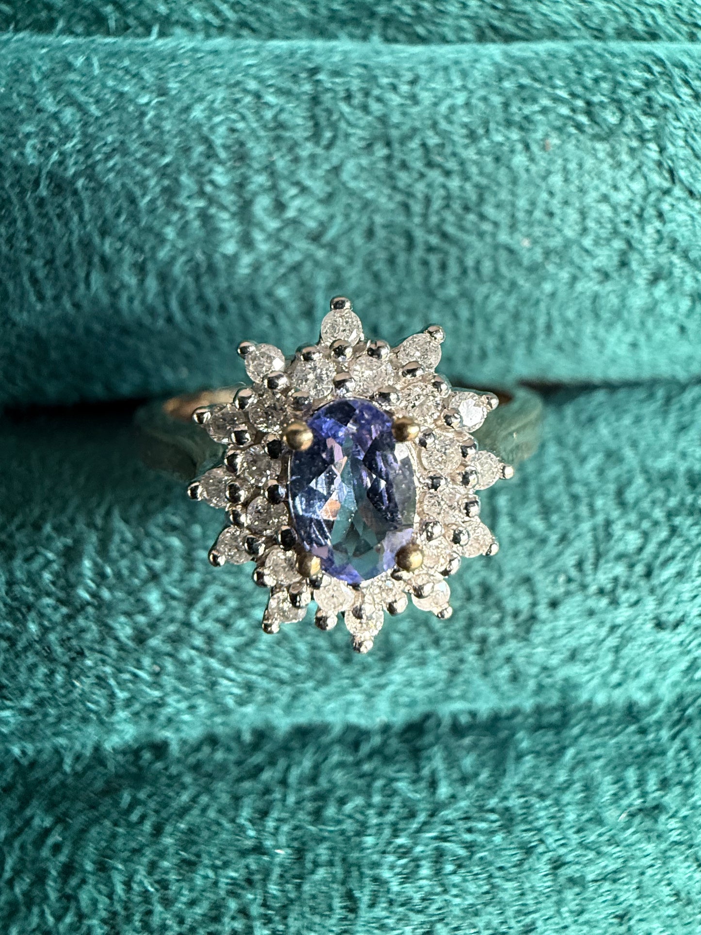 9ct gold tanzanite and diamond cluster ring