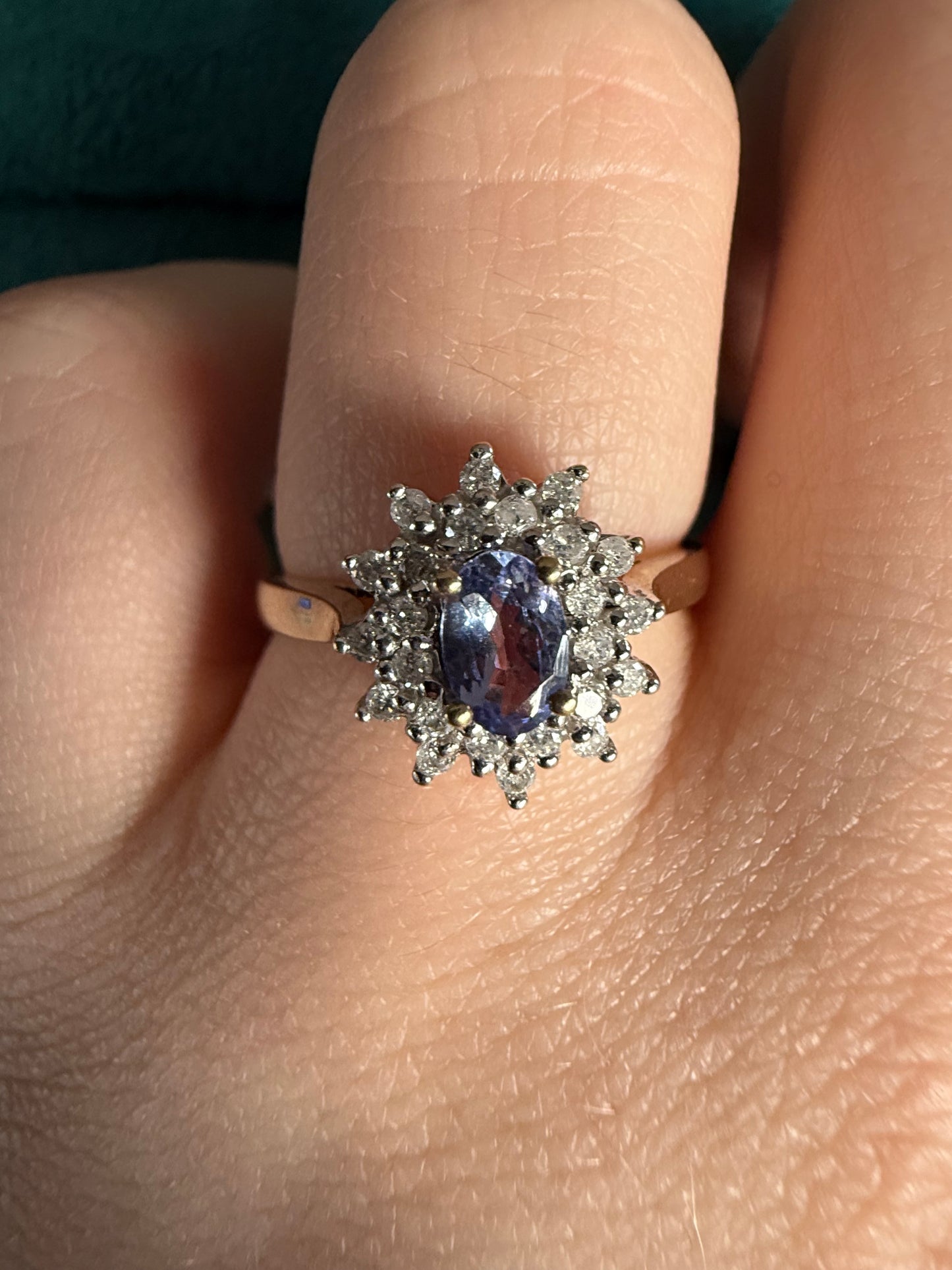 9ct gold tanzanite and diamond cluster ring