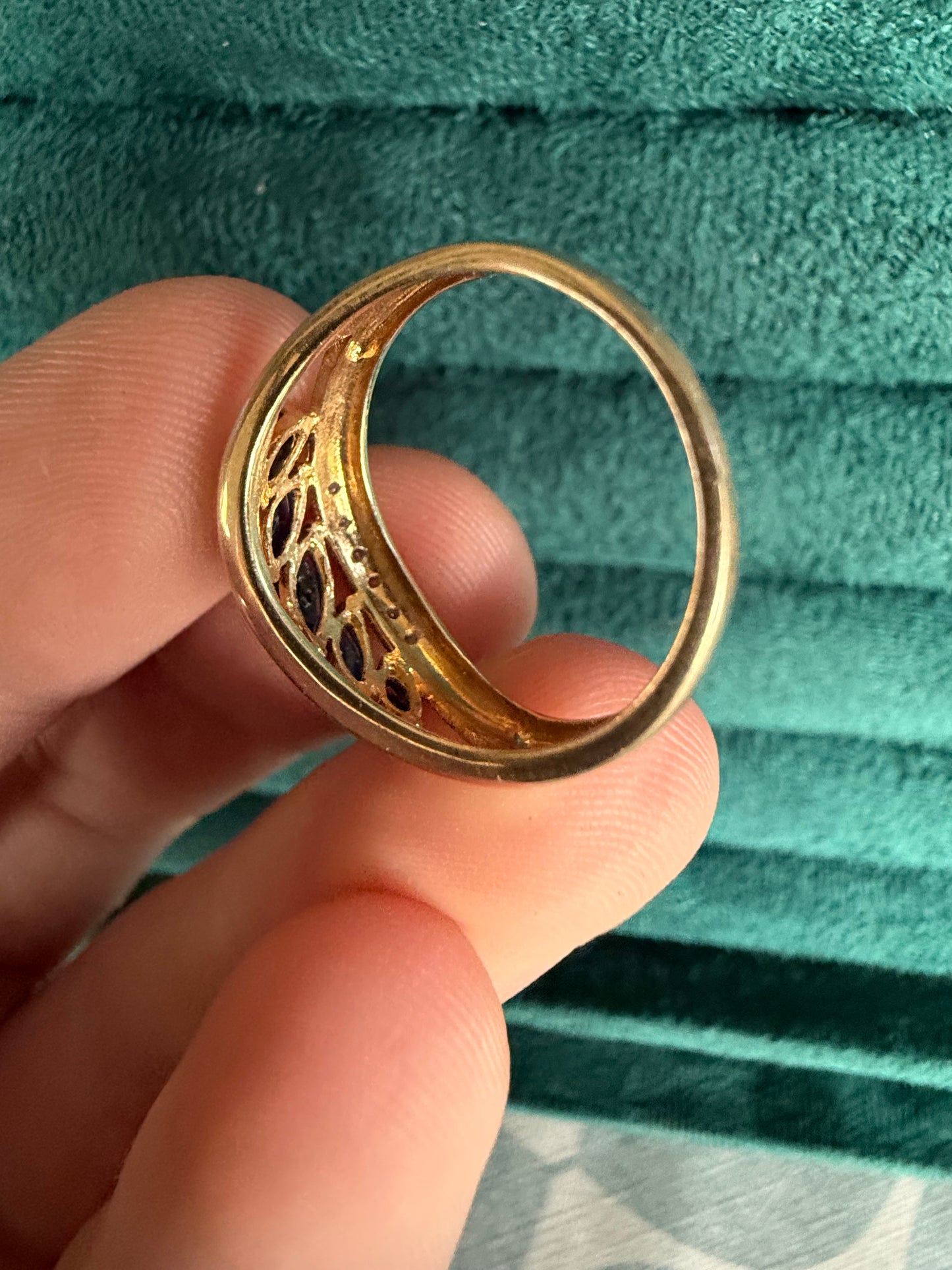 9ct gold sapphire and diamond ring