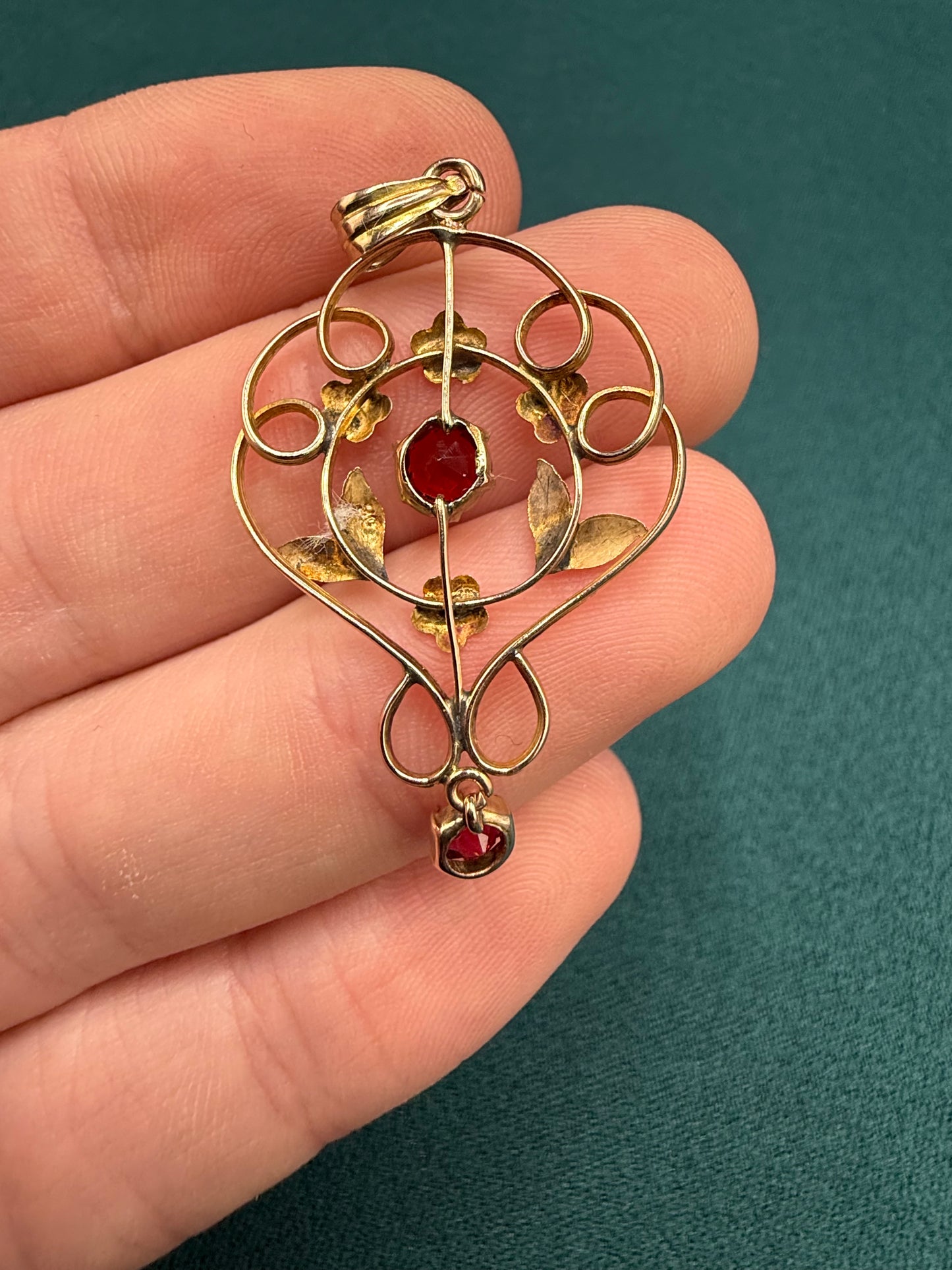9ct gold garnet pendant