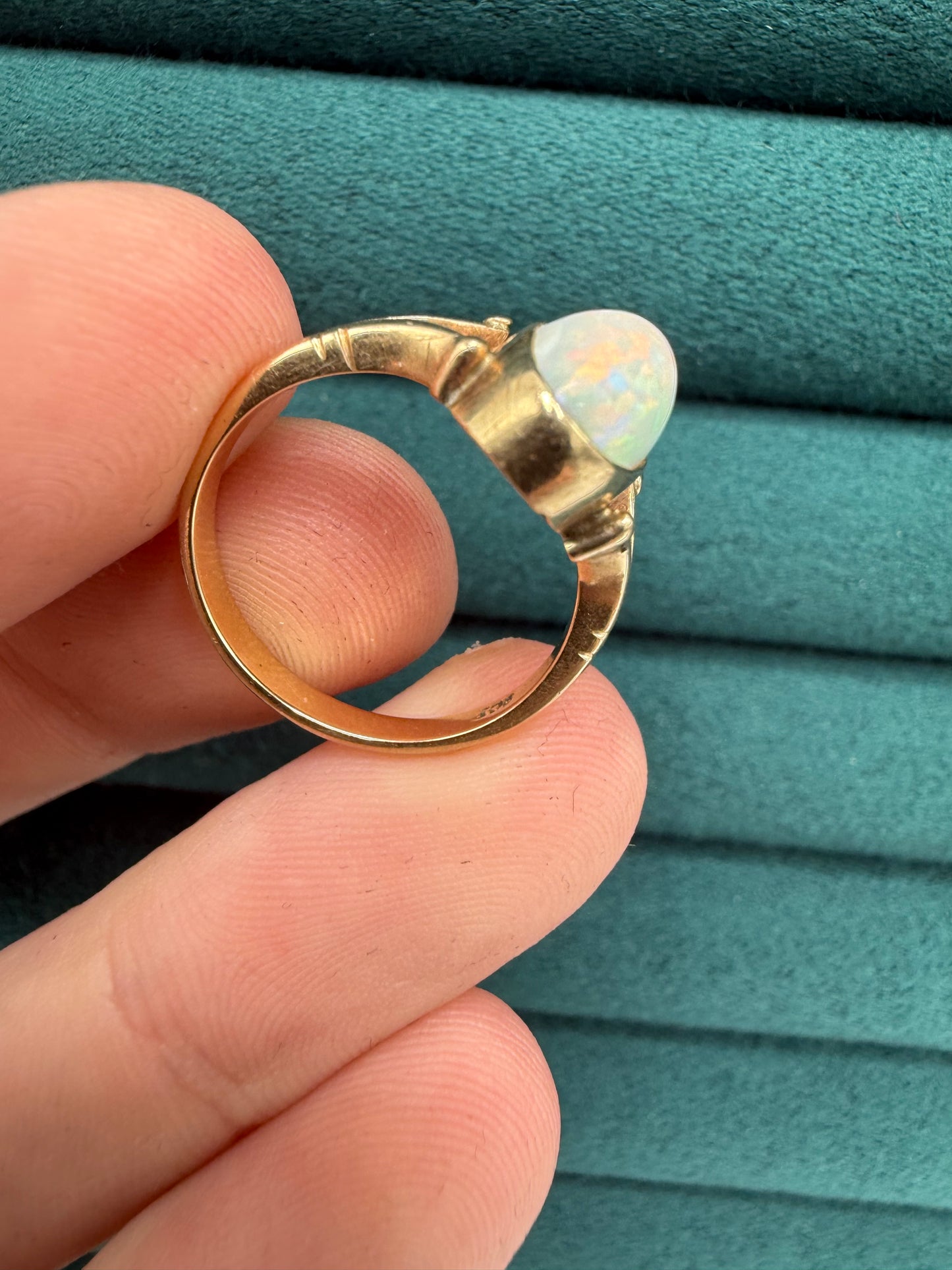9ct gold opal ring