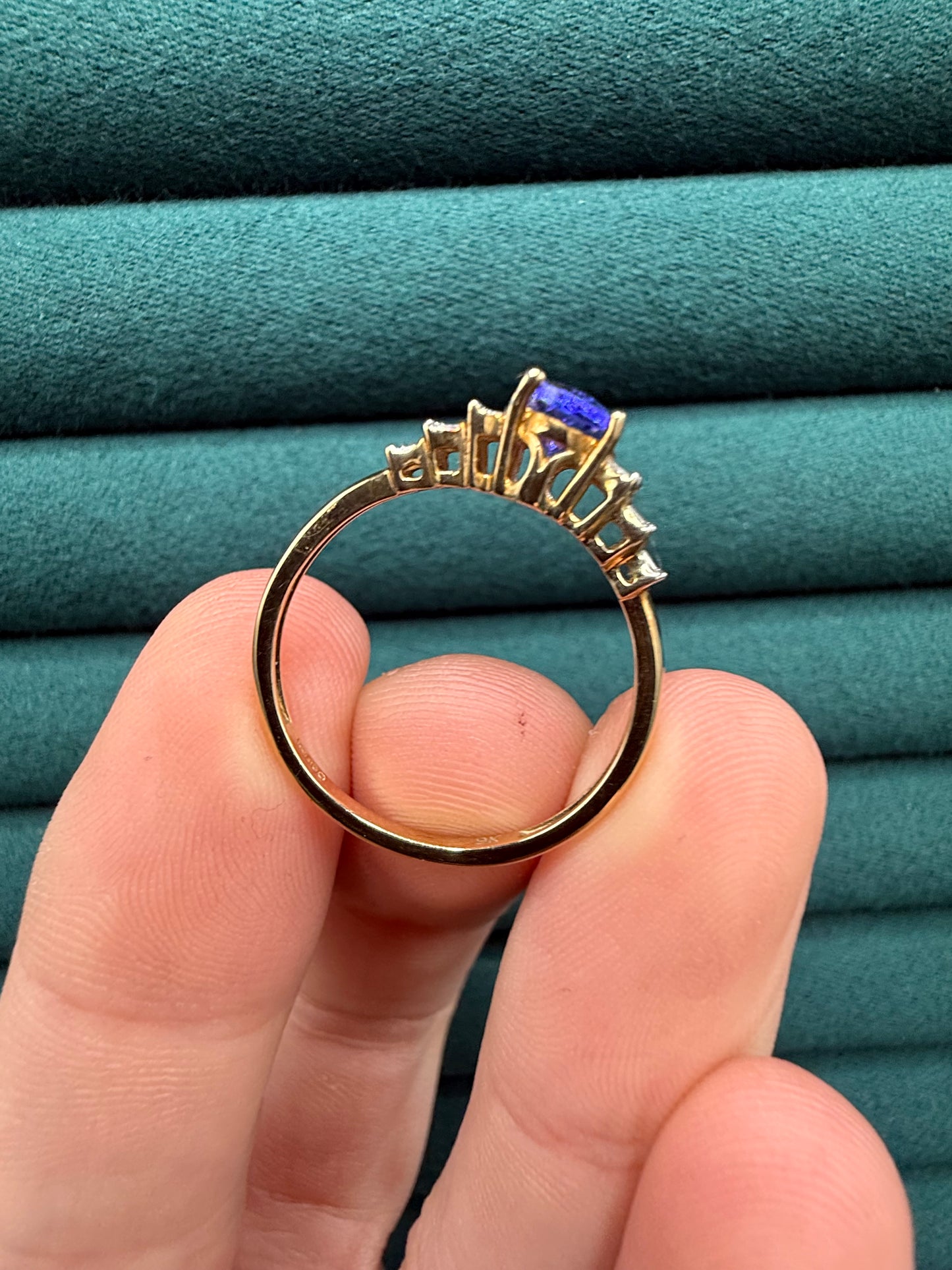 9ct gold garnet pendant