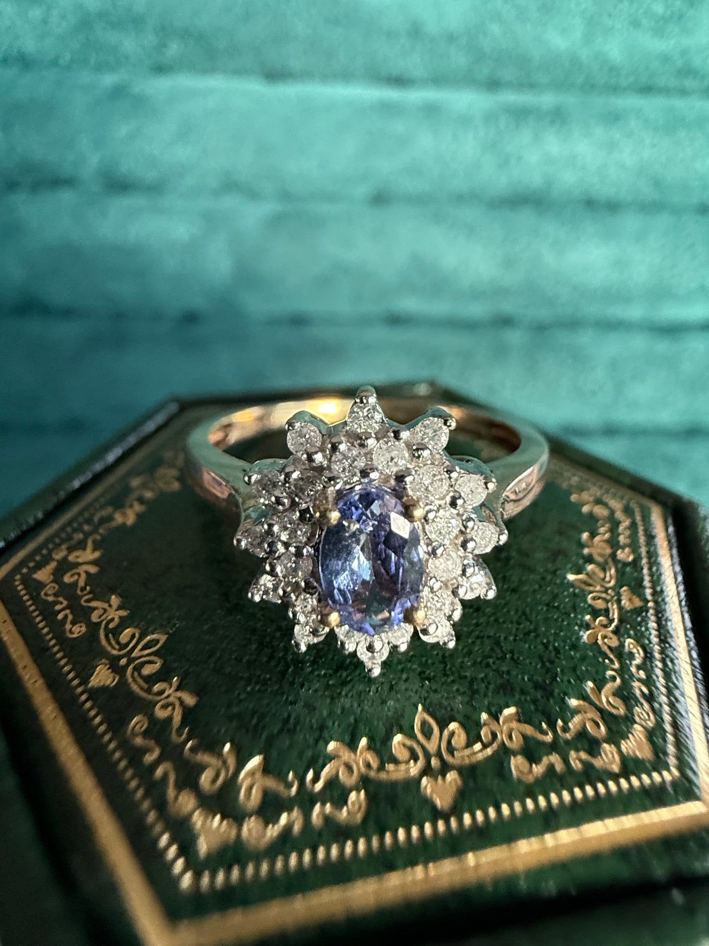 9ct gold tanzanite and diamond cluster ring