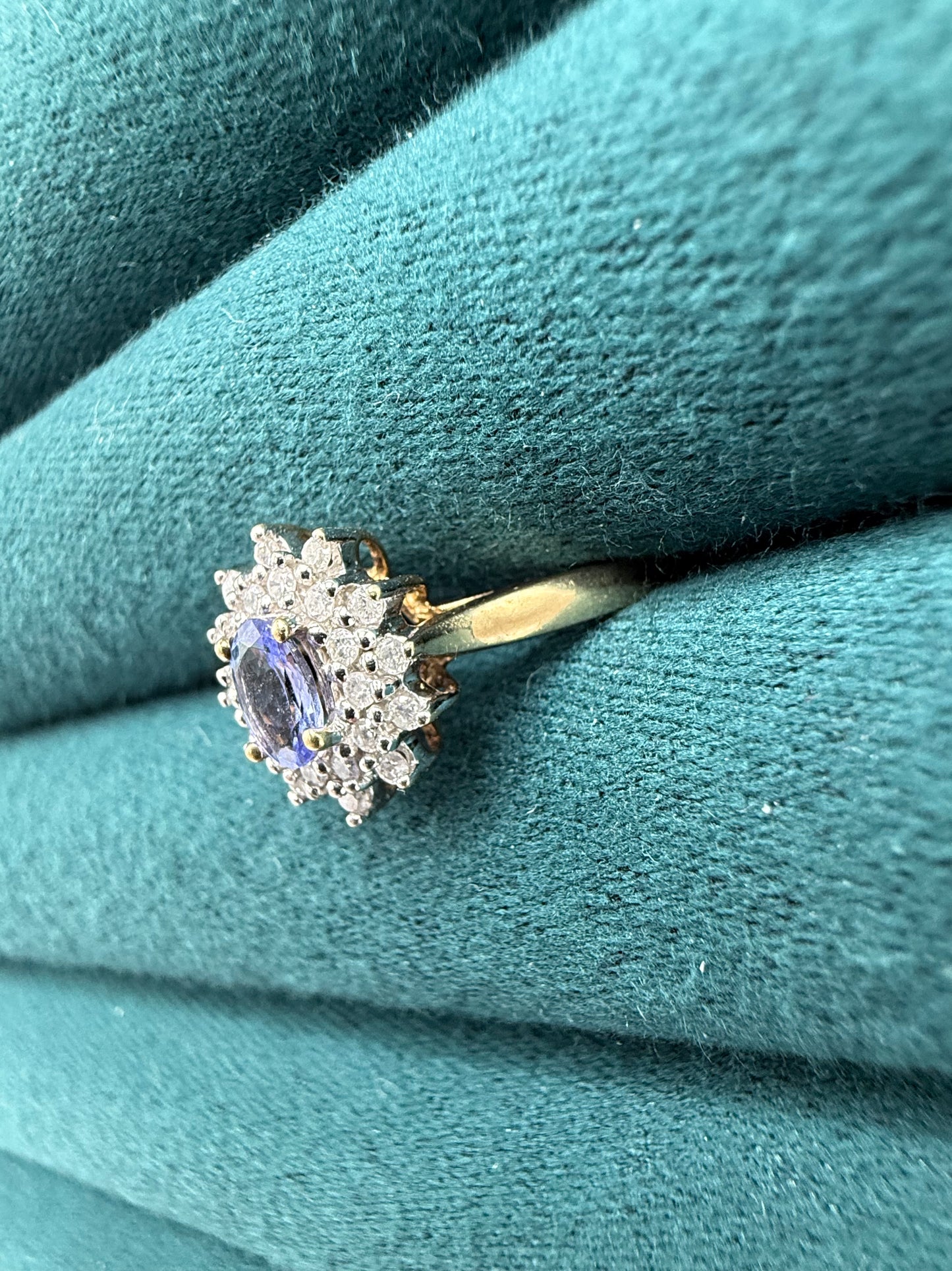 9ct gold tanzanite and diamond cluster ring