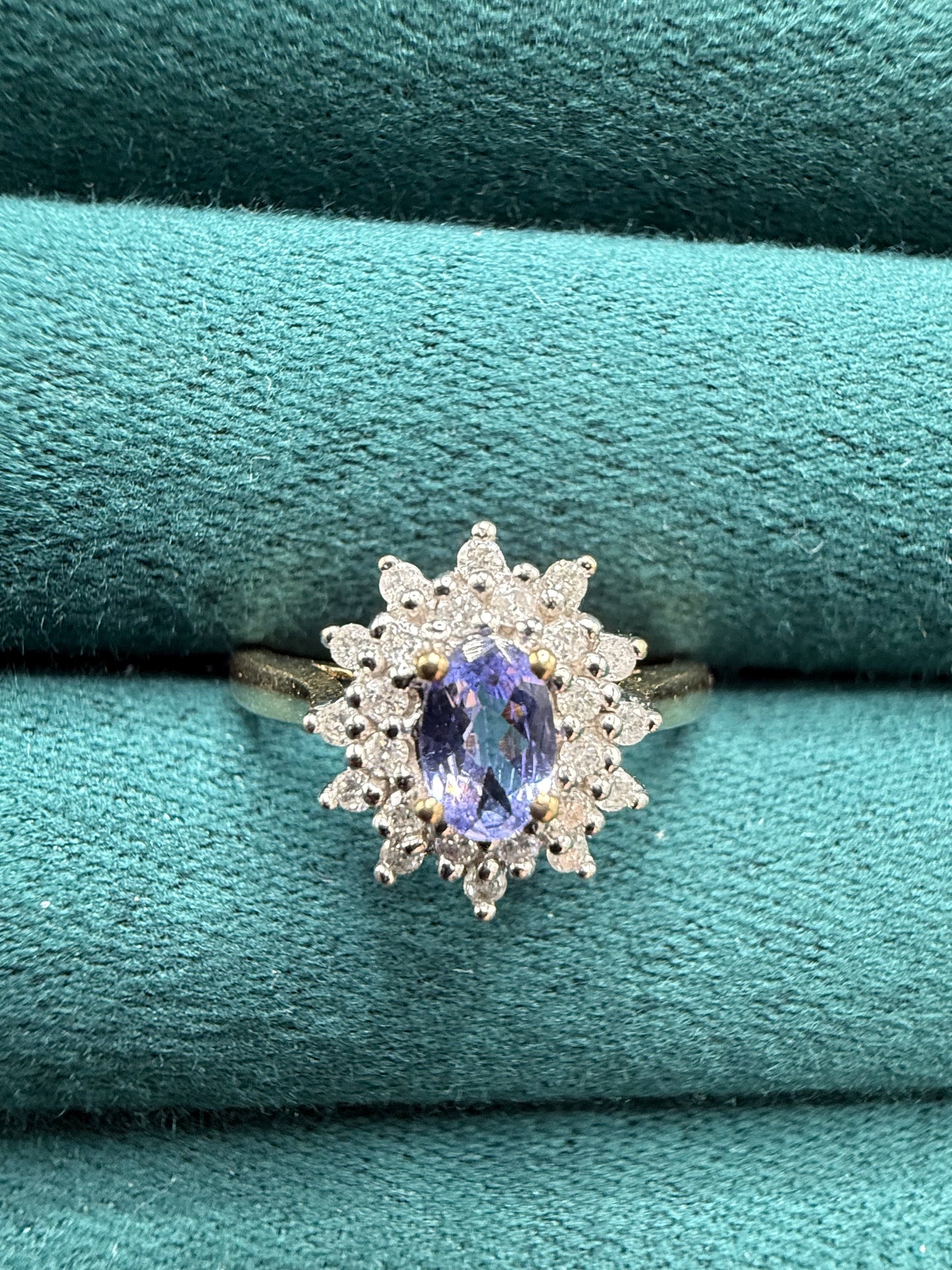 9ct gold tanzanite and diamond cluster ring