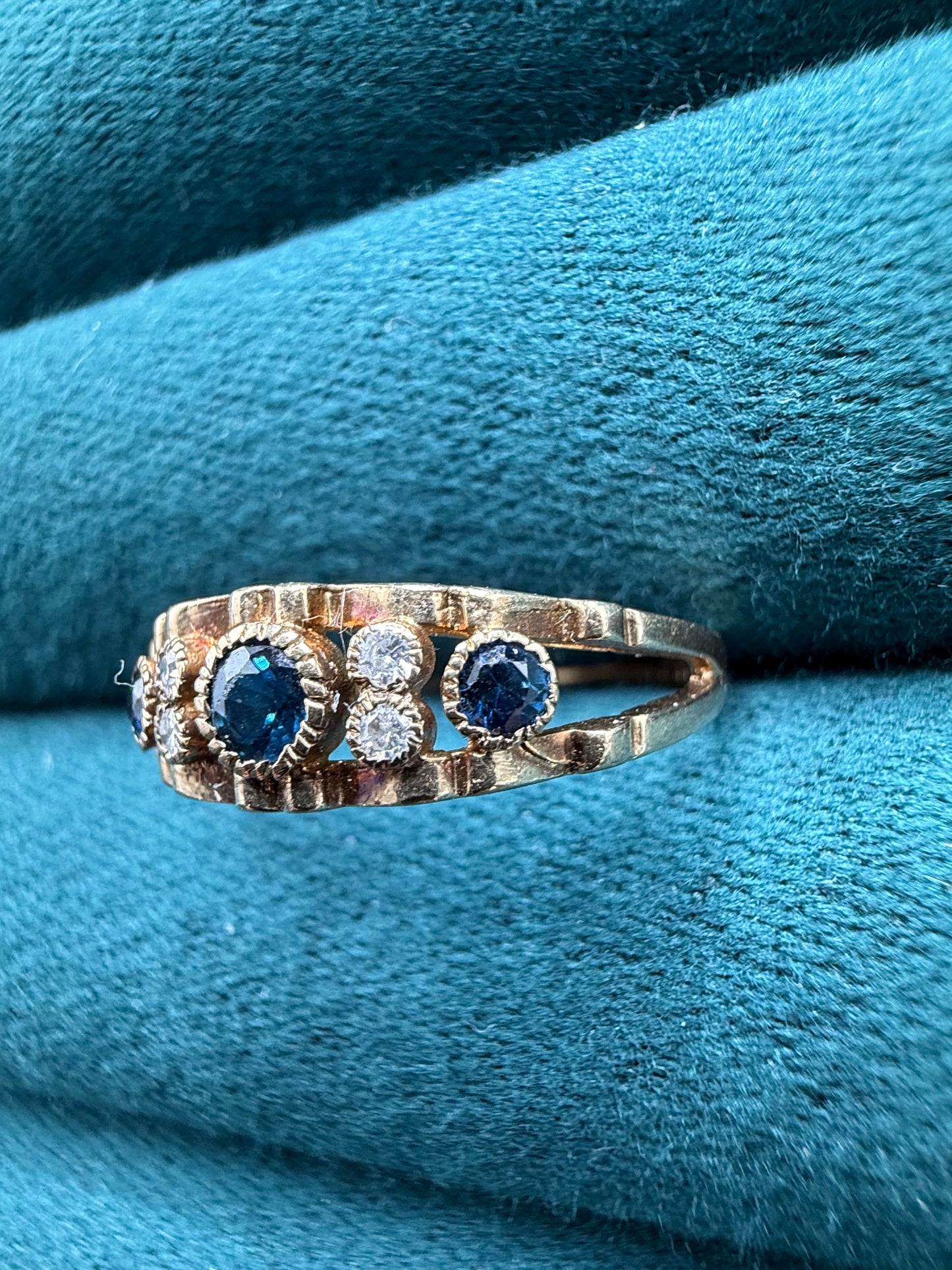 9ct gold sapphire and diamond ring