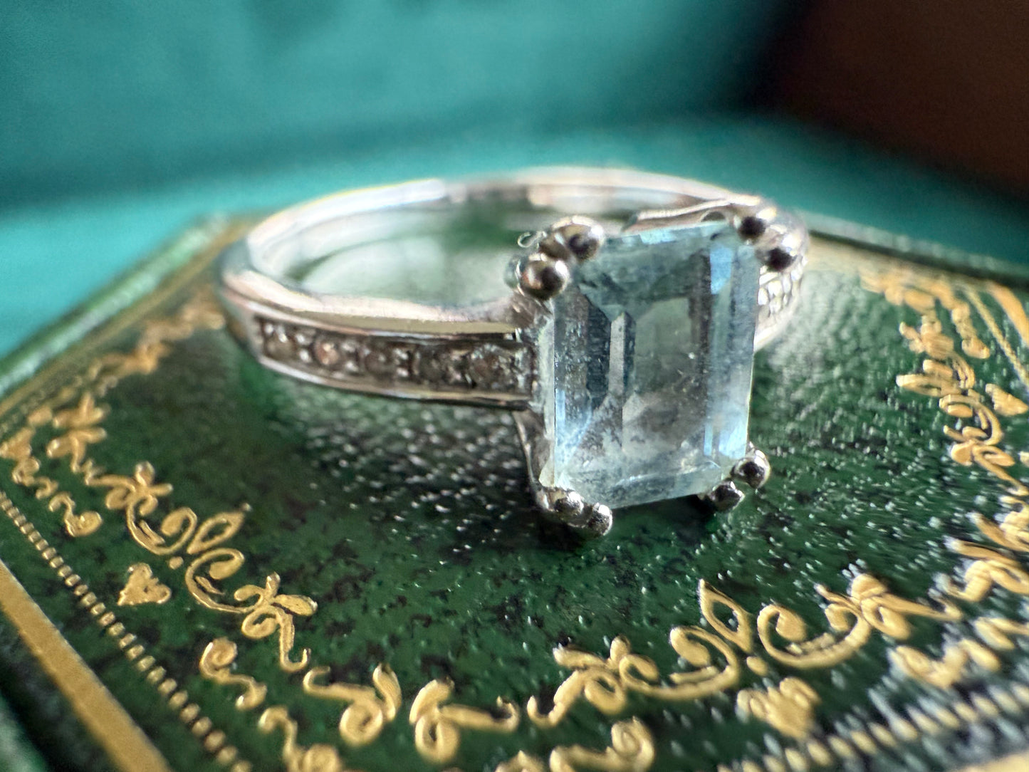 9ct white gold aqua marine and diamond ring