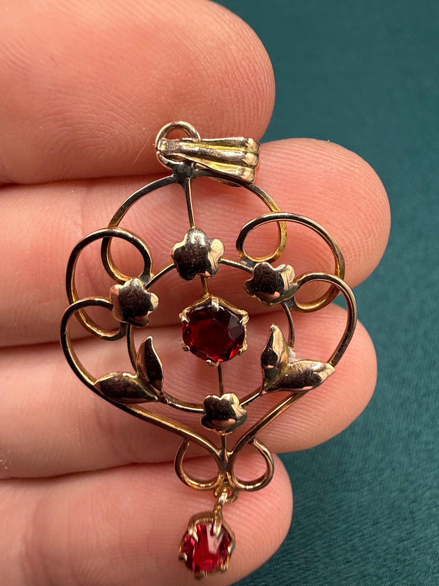 9ct gold garnet pendant