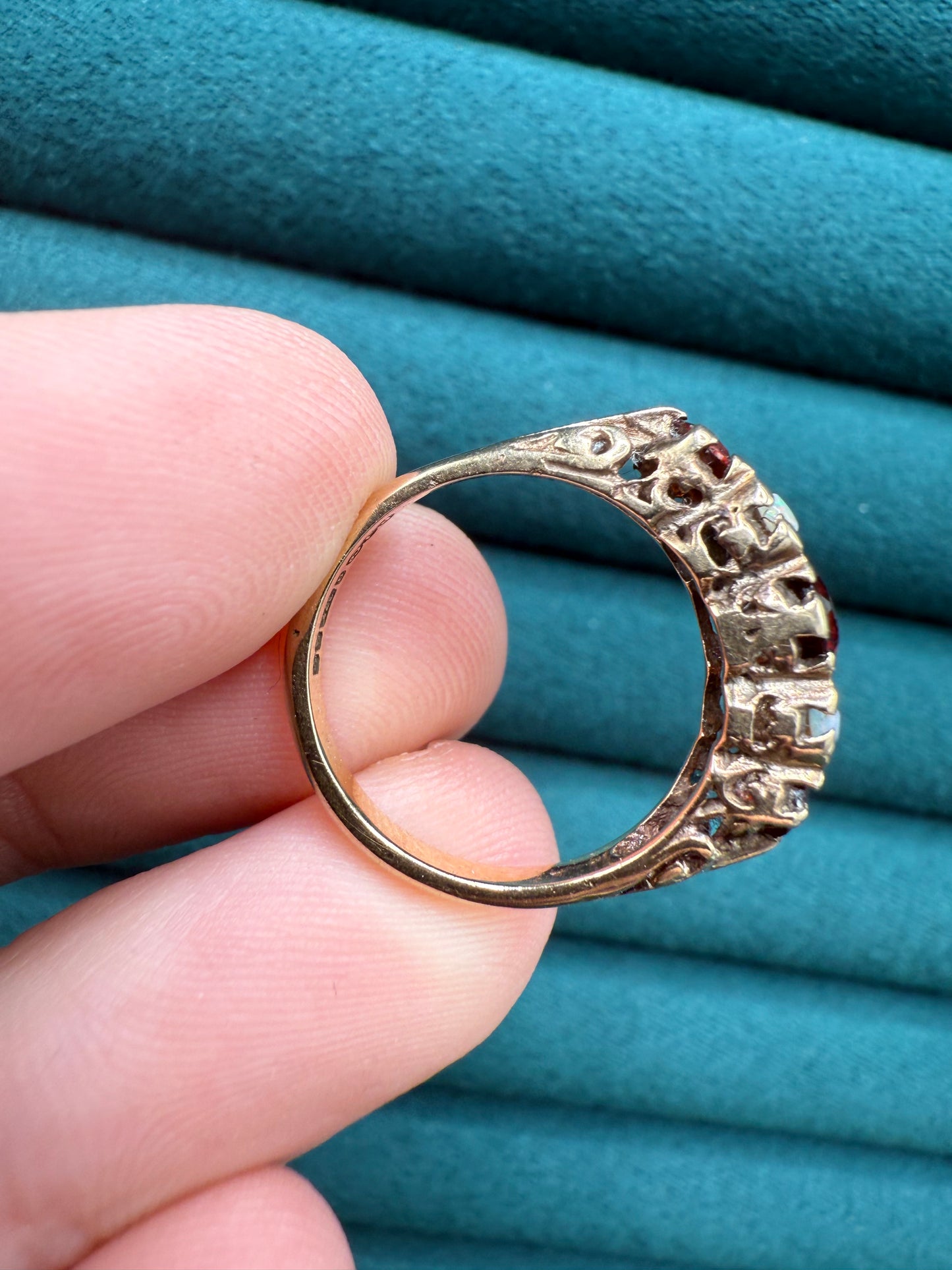 9ct gold opal and garnet ring