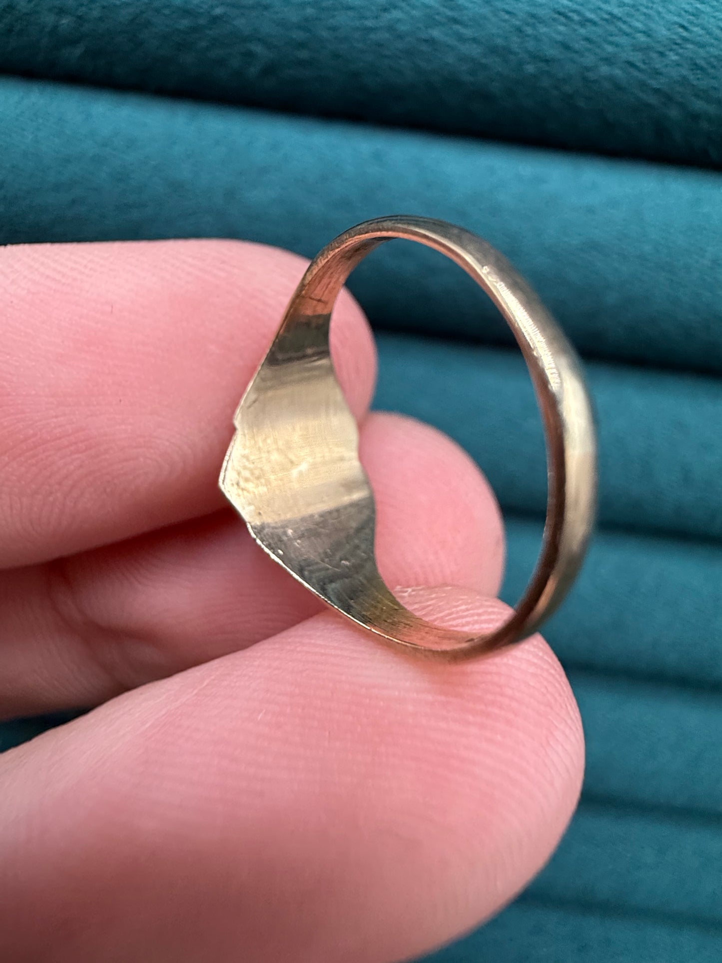 9ct gold heart signet ring
