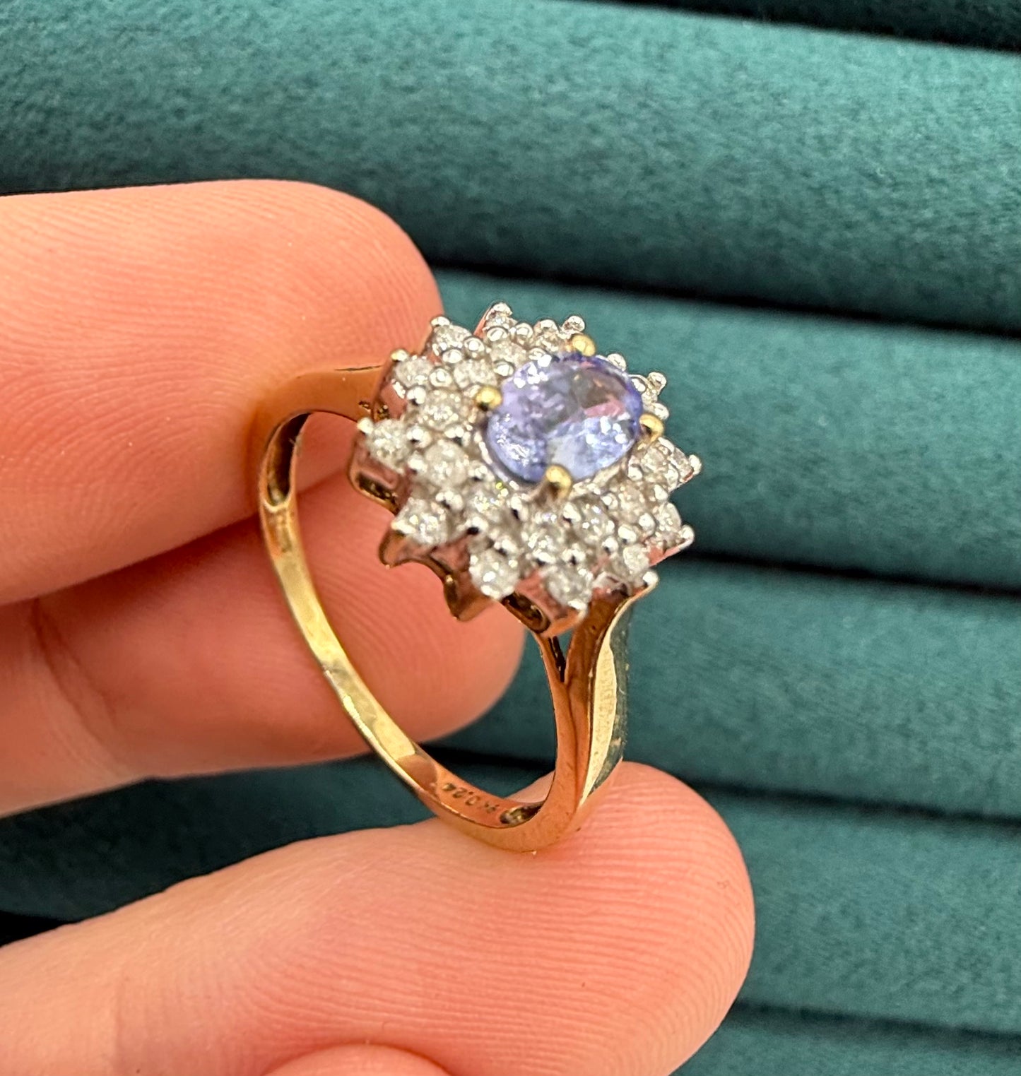 9ct gold tanzanite and diamond cluster ring