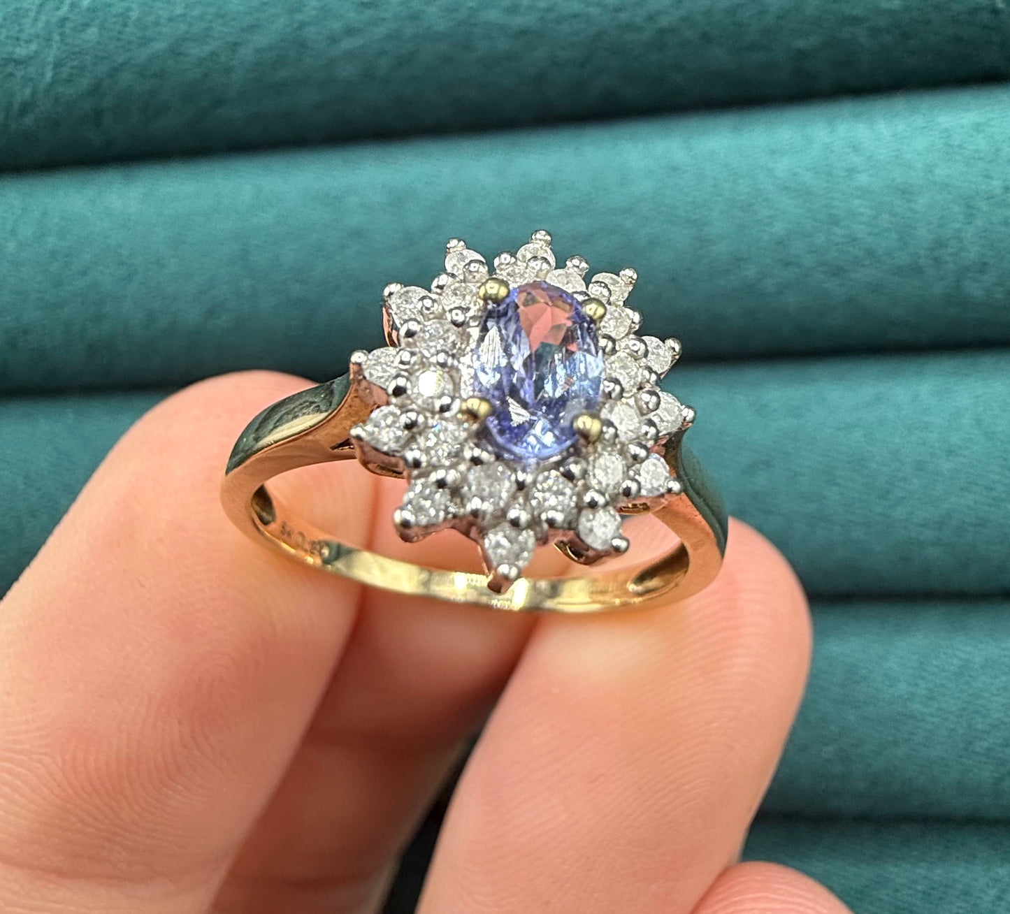 9ct gold tanzanite and diamond cluster ring