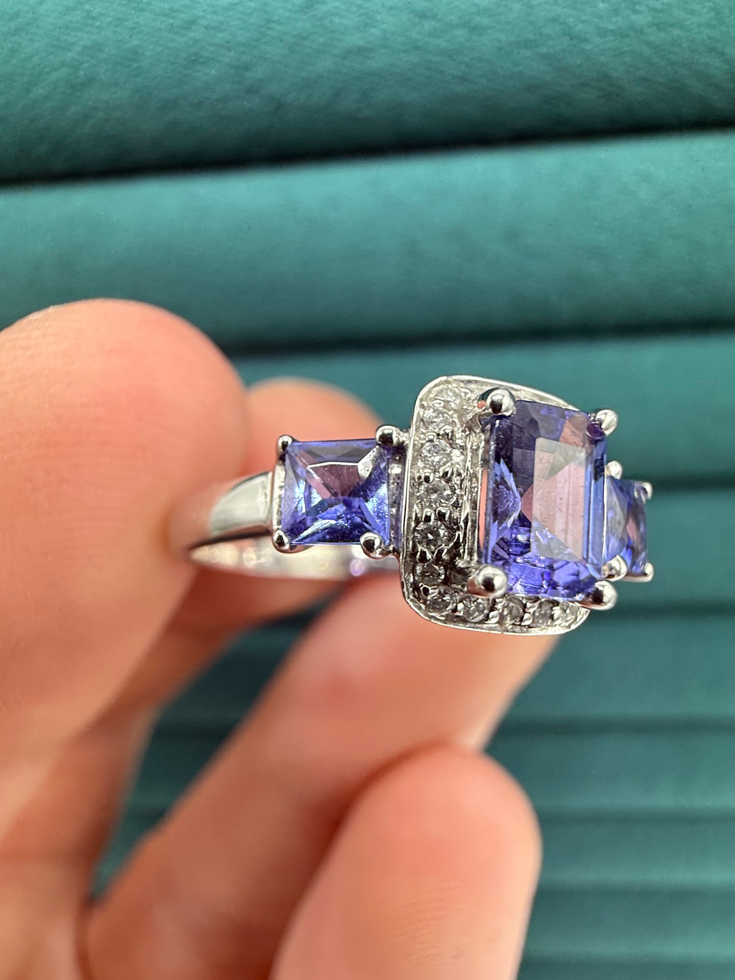 14ct white gold tanzanite and diamond ring