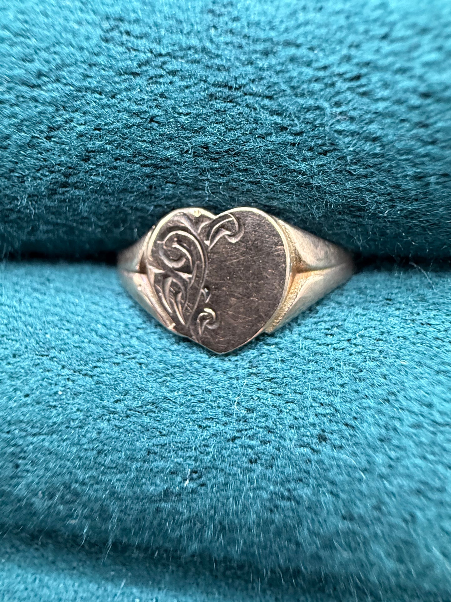 9ct gold heart signet ring