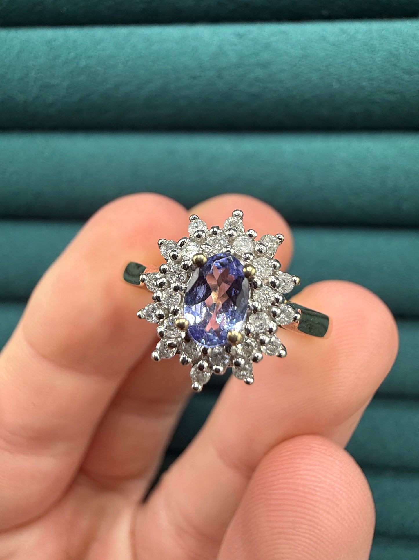 9ct gold tanzanite and diamond cluster ring