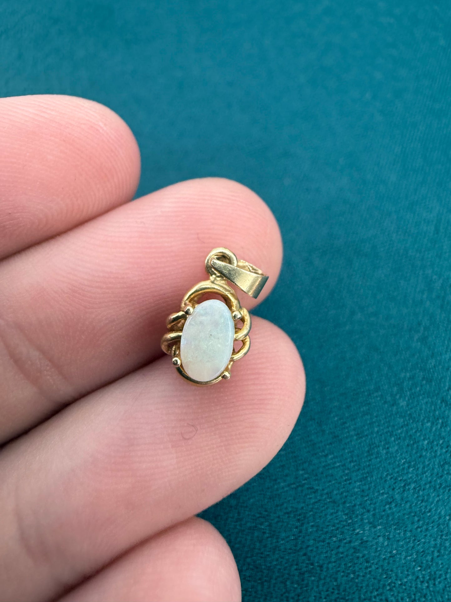 14ct gold opal pendant