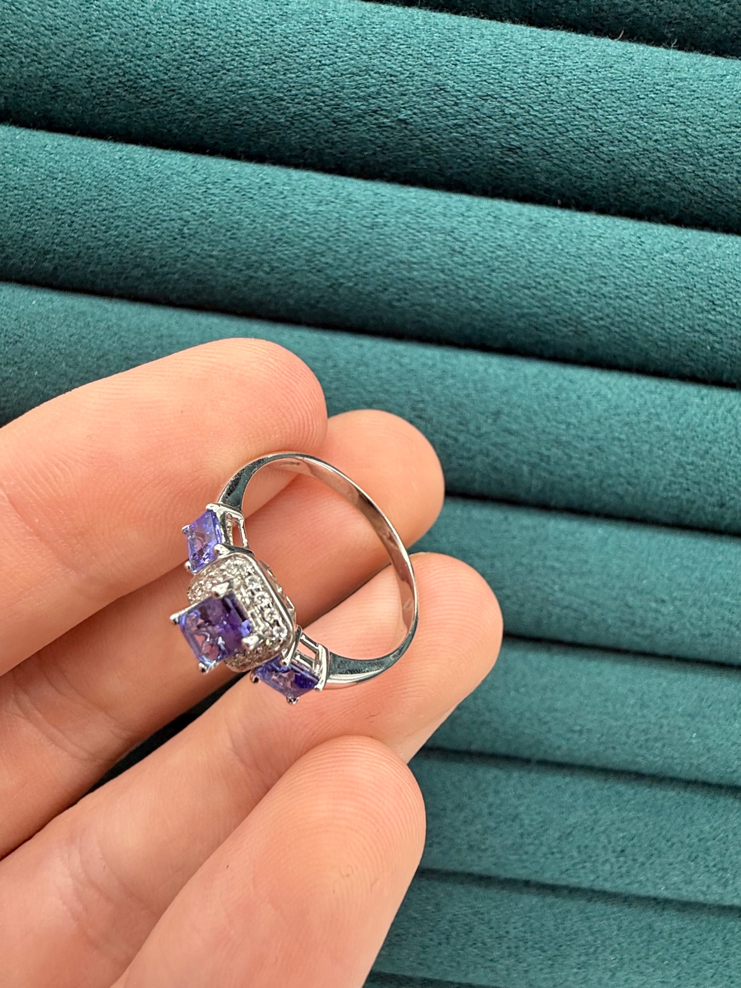 14ct white gold tanzanite and diamond ring