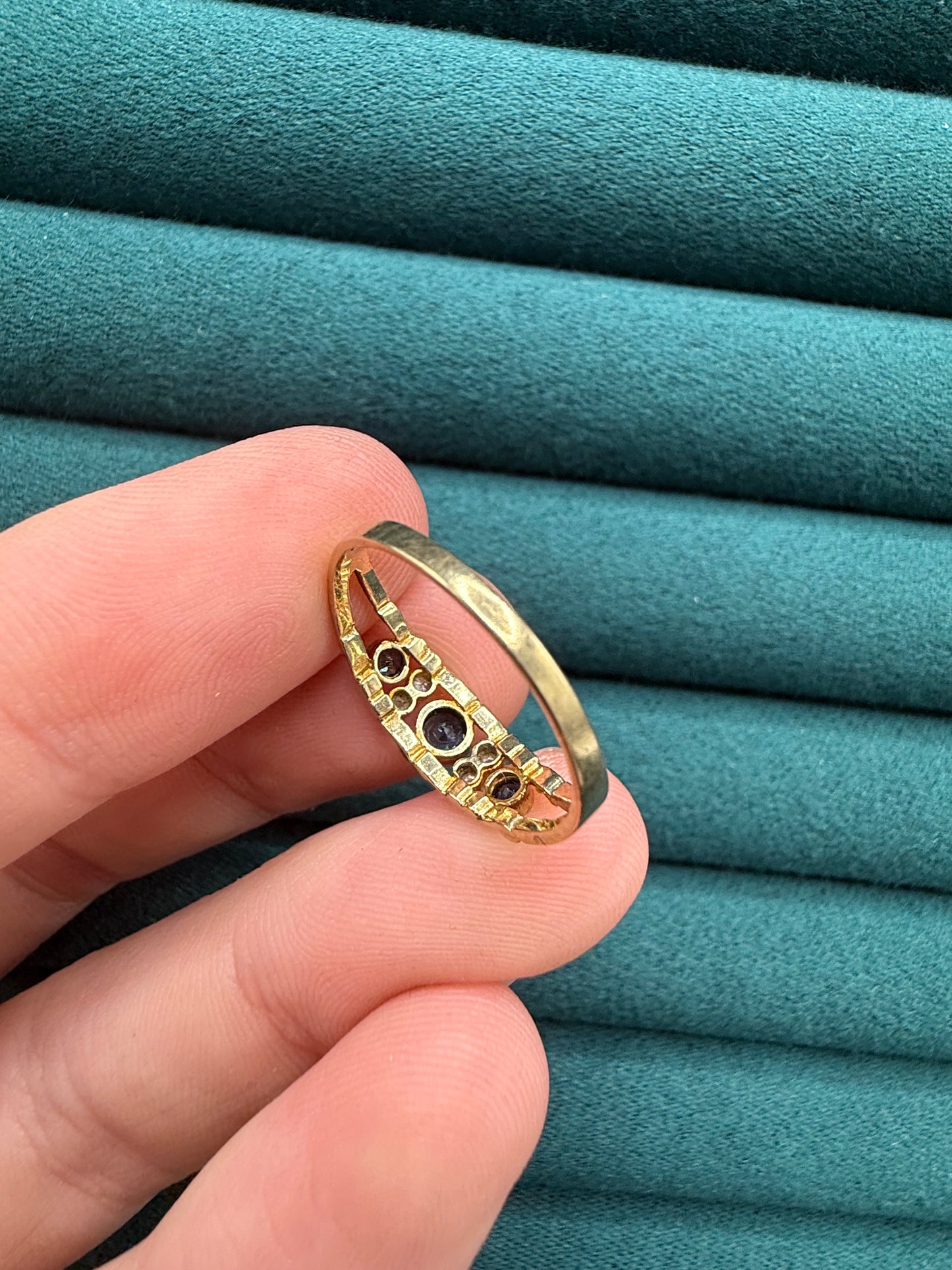 9ct gold sapphire and diamond ring