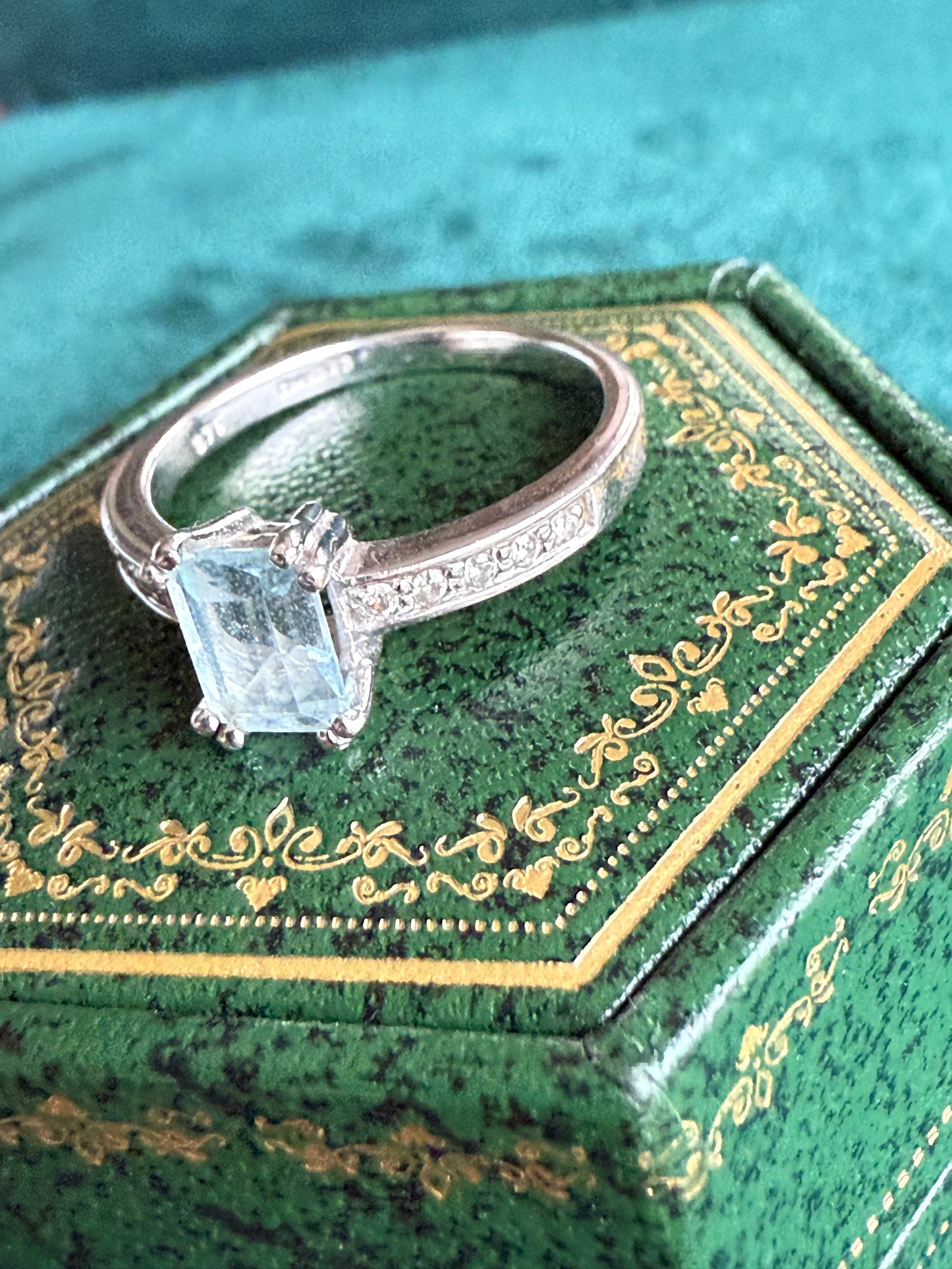 9ct white gold aqua marine and diamond ring