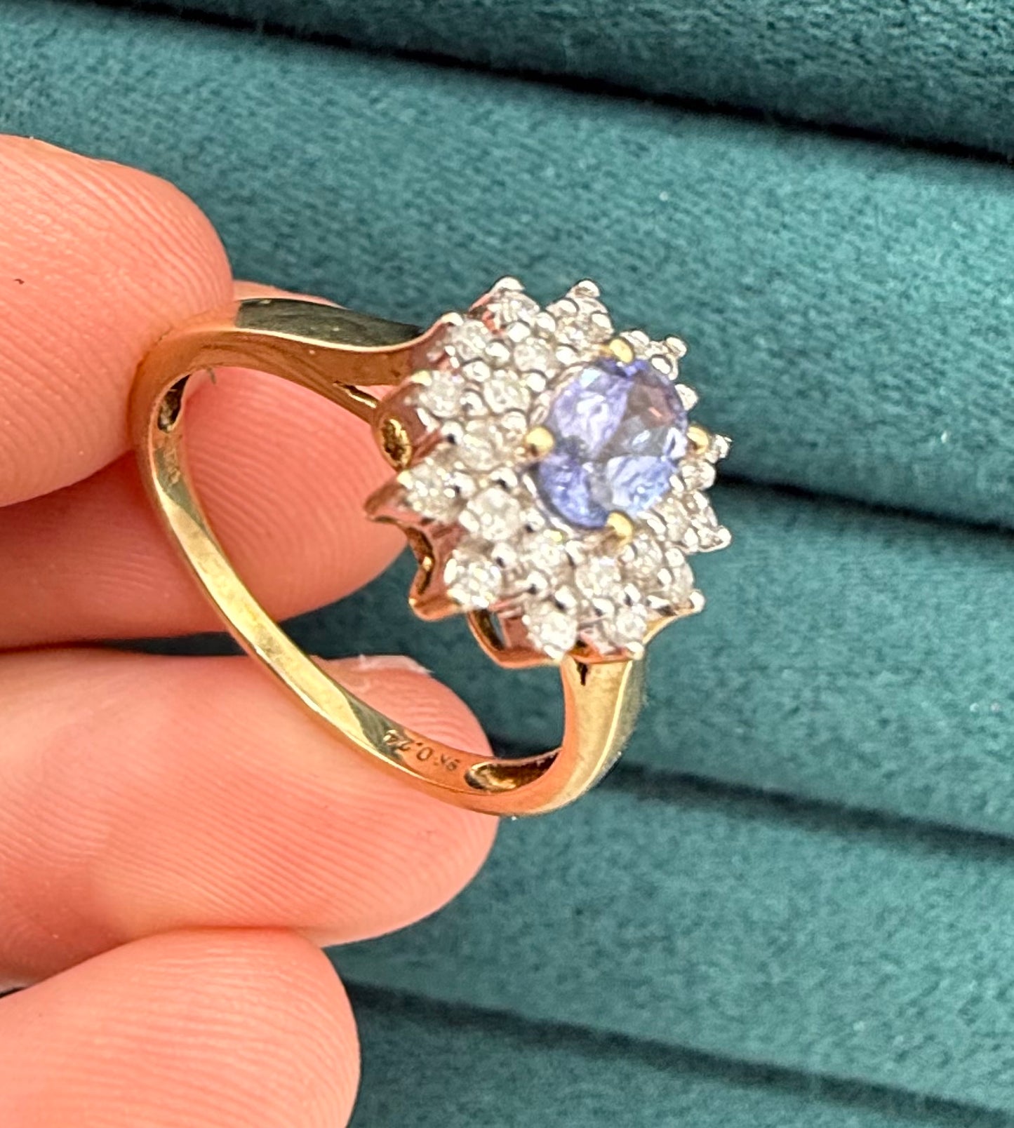 9ct gold tanzanite and diamond cluster ring